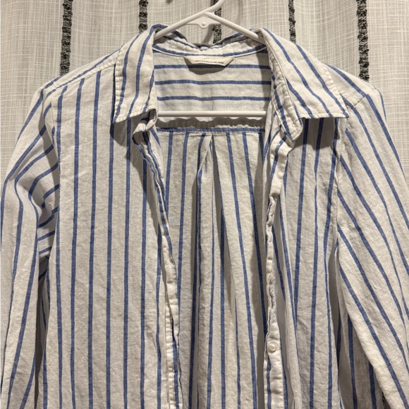 🌸 2/$20 🛍️ Blue and White Striped Linen Blouse - Picture 4 of 9